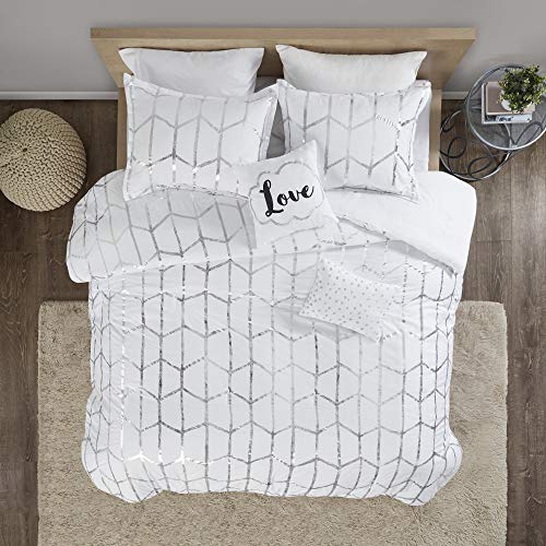 Intelligent Design Modern Trendy Casual All Season Bedding Raina Comforter Set Microfiber Metallic Print Geometric Design Embroidered Toss Pillow, Full/Queen, White/Silver 5 Piece